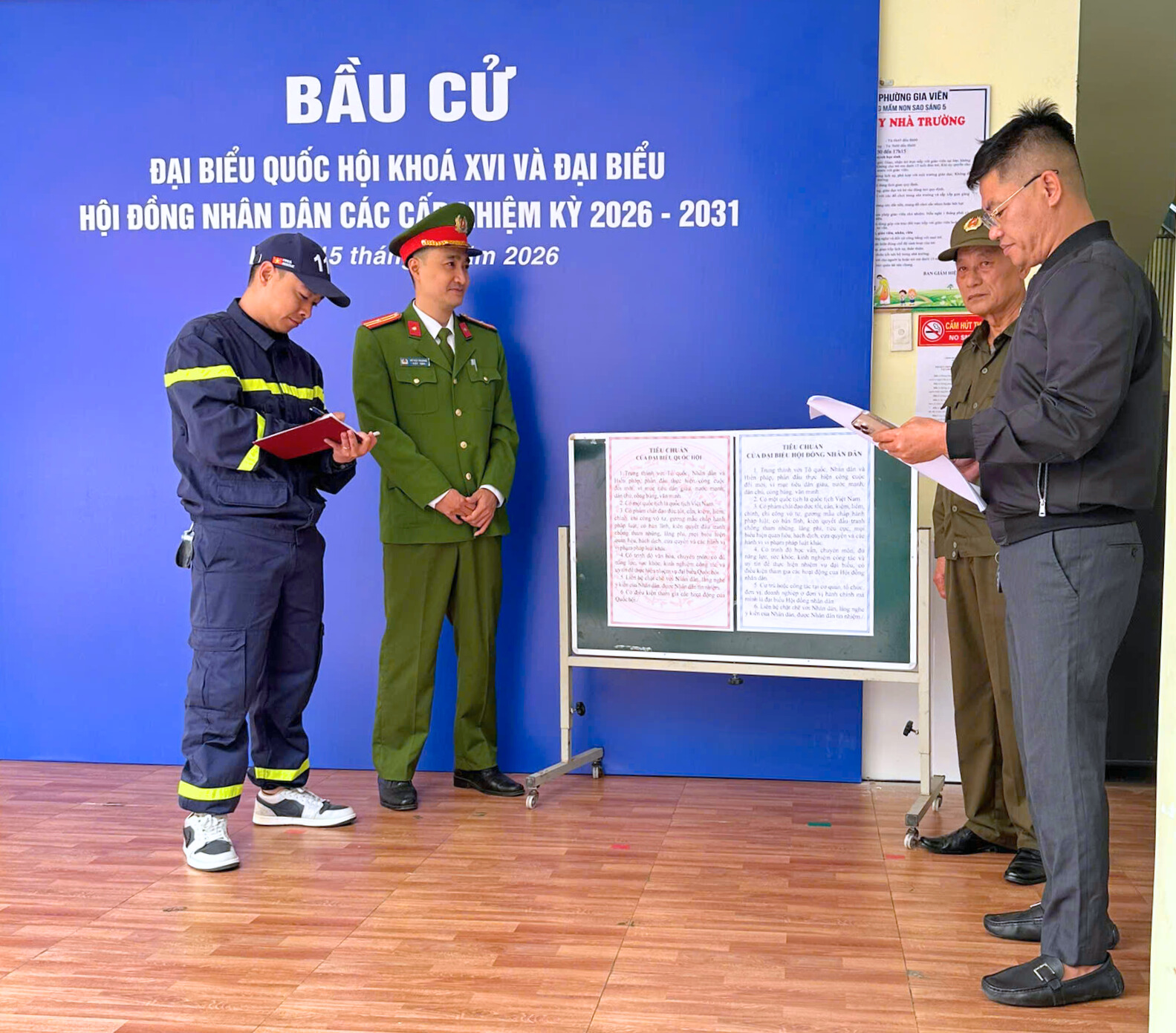 Kiểm tra công tác an toàn PCCC, CNCH tại 26 điểm bỏ phiếu trên địa bàn phường Gia Viên